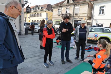 Predstavitev postopkov oživljanja in uporabe defibrilatorja na Glavnem trgu v Kamniku (16)